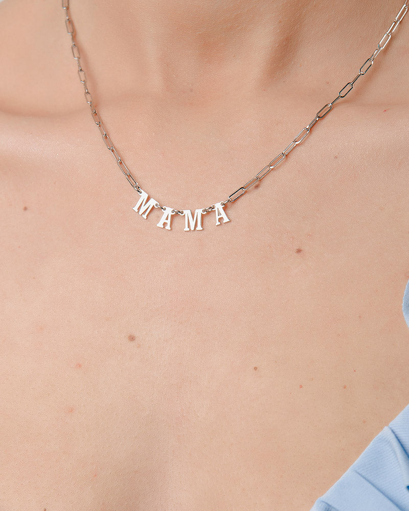 Collar mamá en plata de ley rodiada.