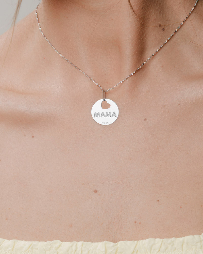 Collar mamá y corazón calado en plata de ley rodiada.