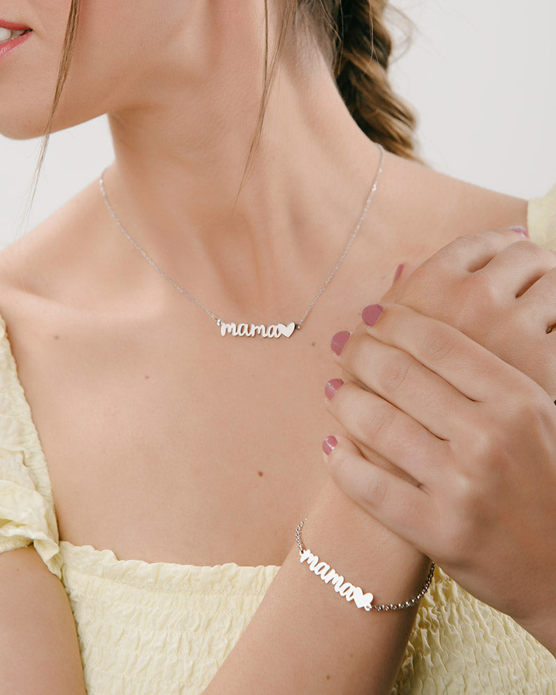 Collar letrero mamá y corazón en plata de ley rodiada.