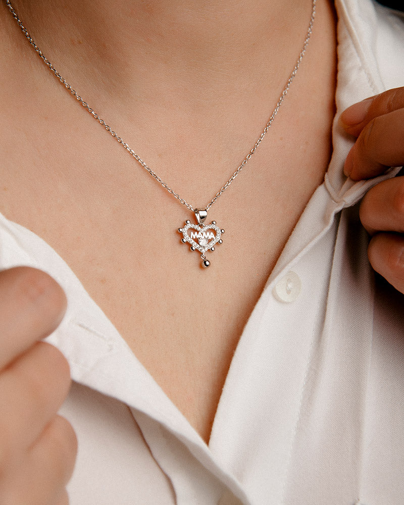 Collar mamá corazón y circonitas en plata de ley rodiada.