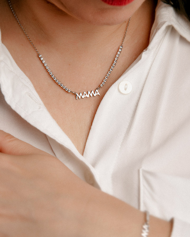 Collar mamá con circonitas en plata de ley rodiada.