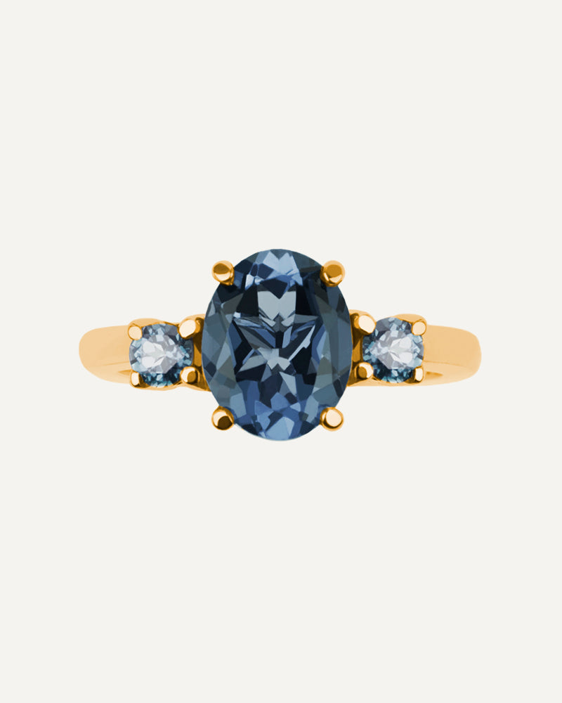 Anillo Luxe en plata de ley con topacio London Blue y topacios Sky.