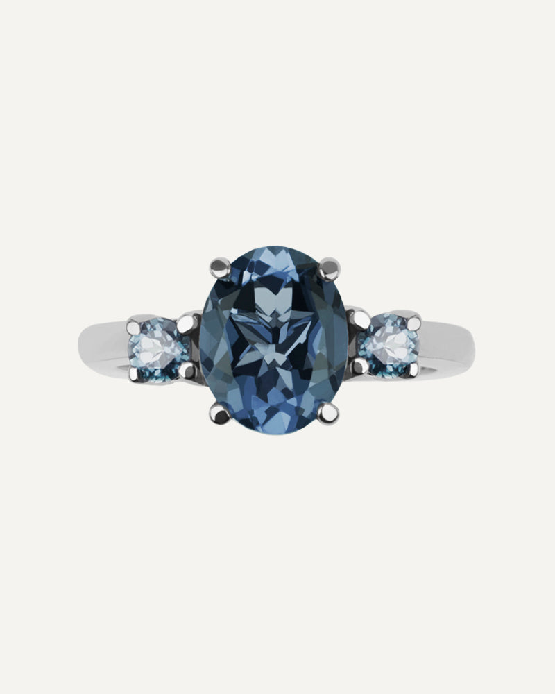 Anillo Luxe en plata de ley con topacio London Blue y topacios Sky.