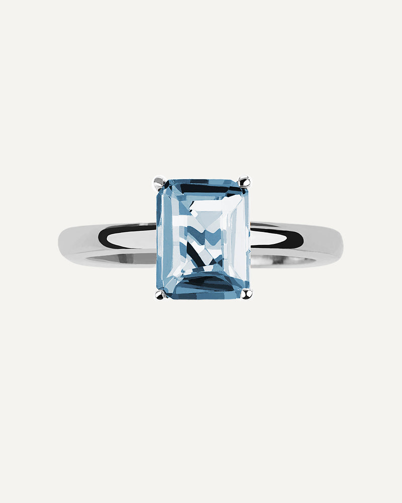 Anillo Luxe en plata de ley con topacio azul Sky.