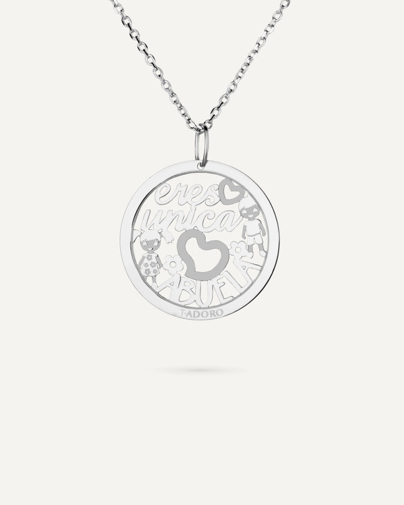 Collar "Eres única abuela" en plata de ley rodiada.