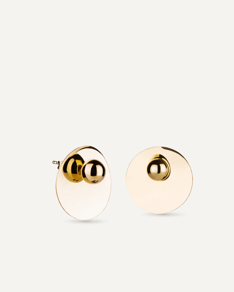 Pendientes Elegance Con Bola Central Y Base Concava En Plata De Ley 925mls Con Baño De Oro Amarillo