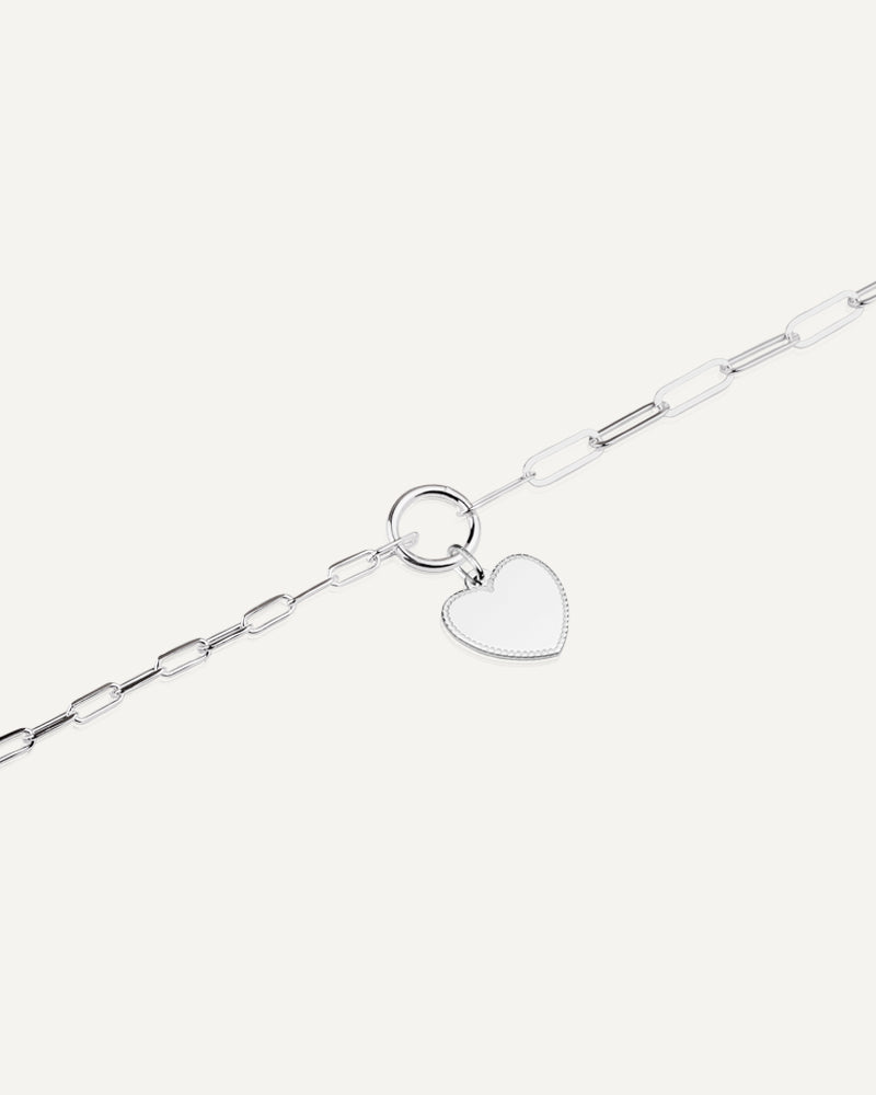 Pulsera con colgante de corazón personalizable en plata de ley.