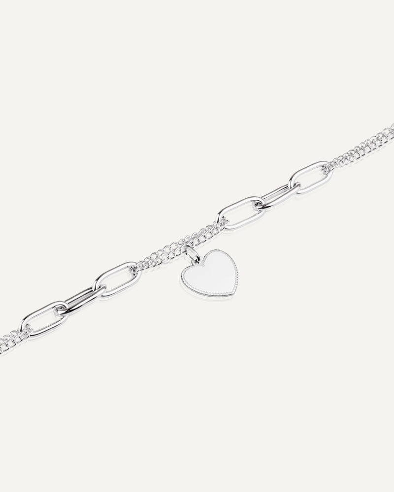 Pulsera con colgante de corazón personalizable en plata de ley.