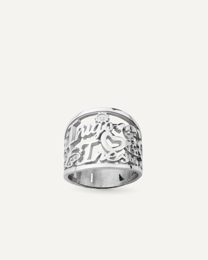 Anillo personalizado con nombres en plata de ley.