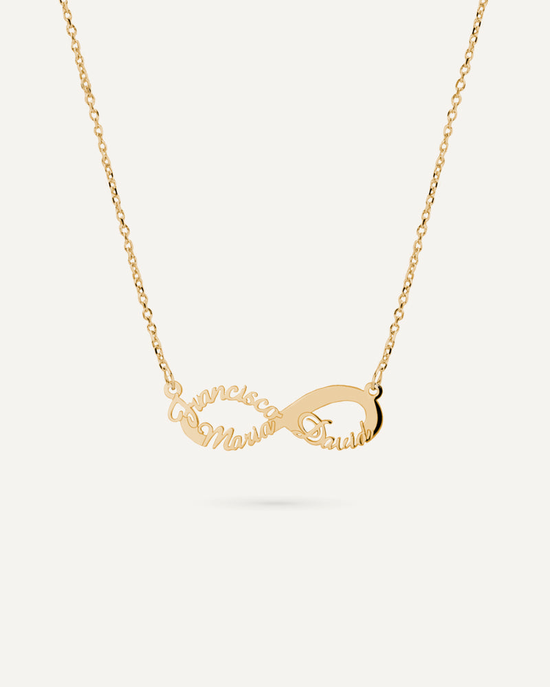 Collar infinito personalizado con 3 nombres en plata de ley.