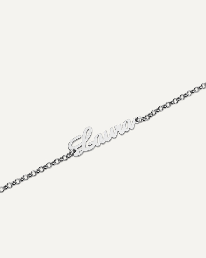 Pulsera personalizada con nombre en plata de ley.