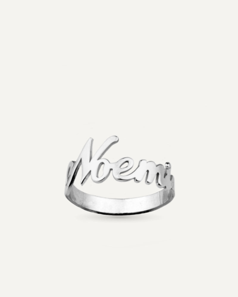 Anillo personalizado con nombre en plata de ley.