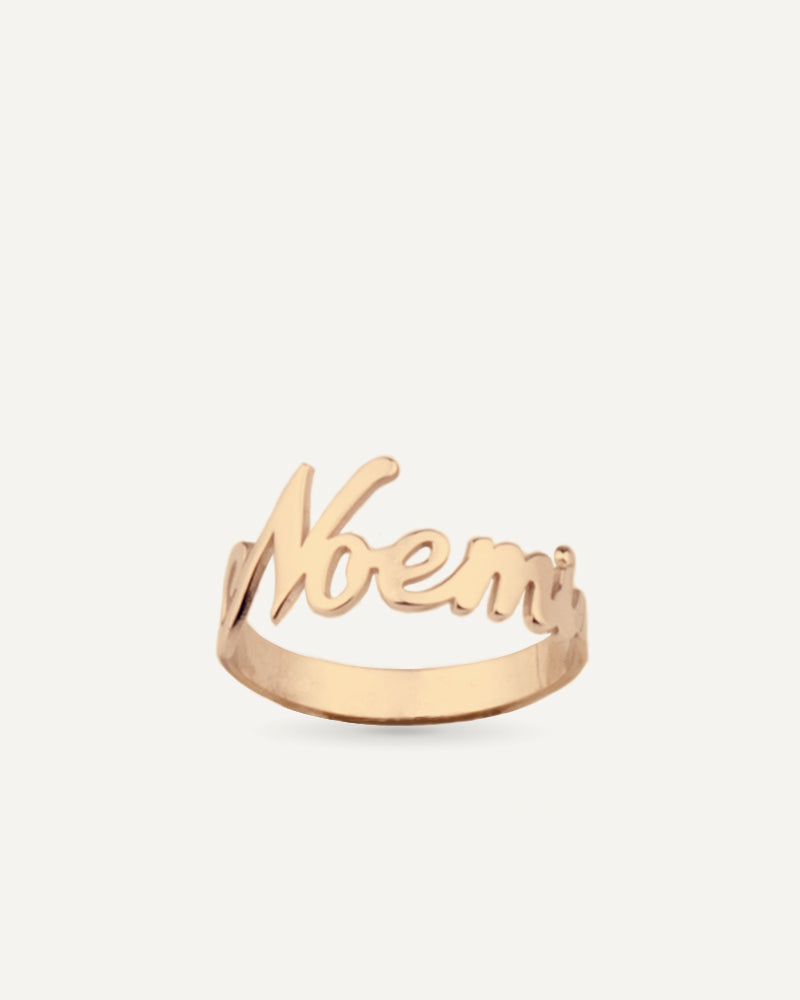 Anillo personalizado con nombre en oro 18kt.