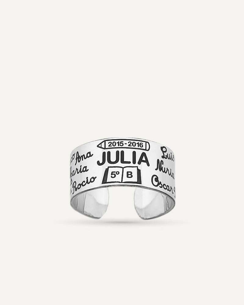 Anillo personalizado con nombres en plata de ley.