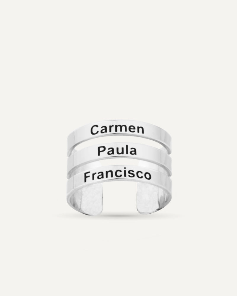 Anillo personalizado con 3 nombres en plata de ley.