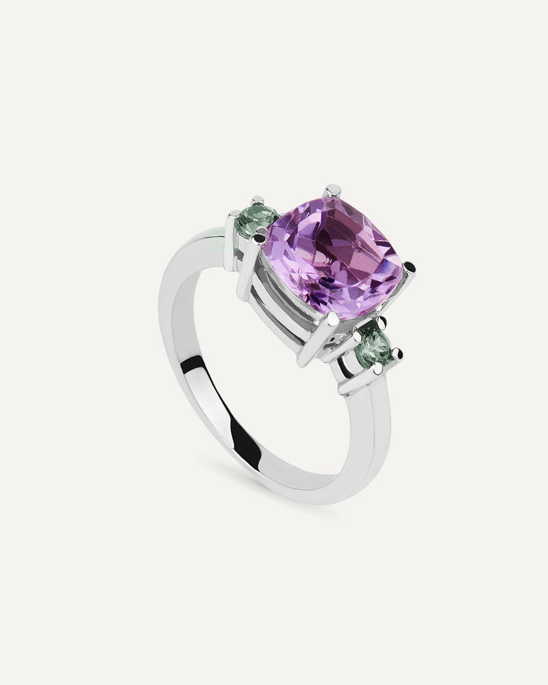 Anillo Luxe en plata de ley con amatista en talla cushion y amatistas verdes en talla redonda a ambos lados.
