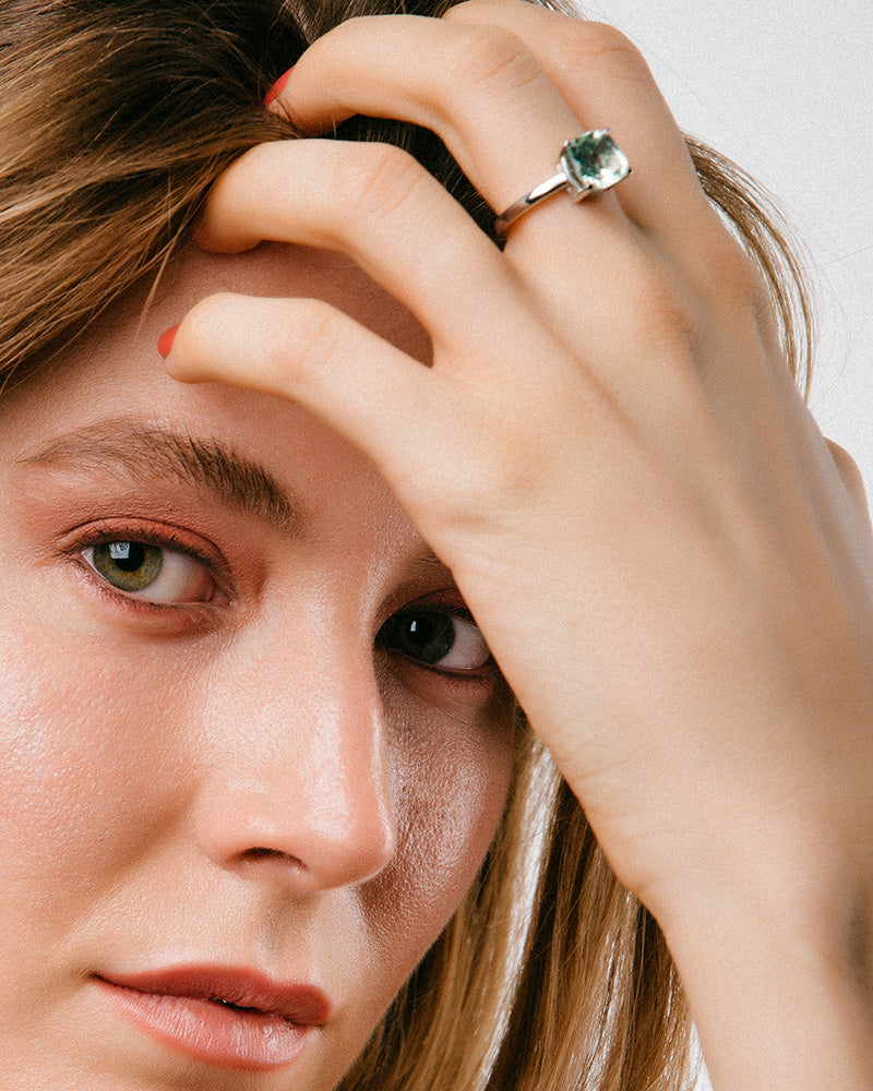 Anillo Luxe en plata de ley con amatista verde.