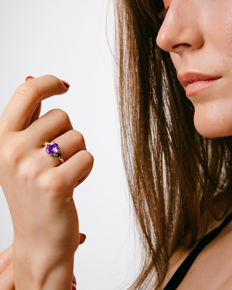 Anillo Luxe en plata de ley con amatista y cuarzos citrinos.