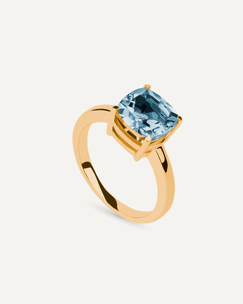 Anillo Luxe en plata de ley con baño de oro con topacio azul Sky en talla cushion.