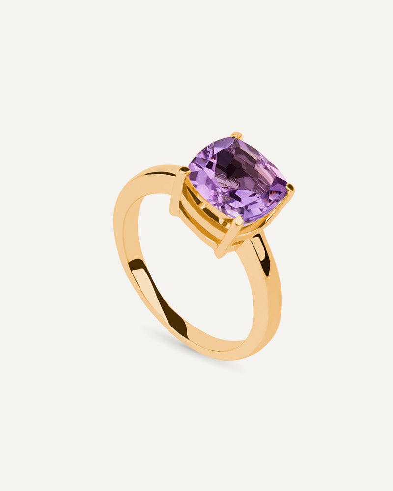 Anillo Luxe en plata de ley con baño de oro y con amatista en talla cushion.