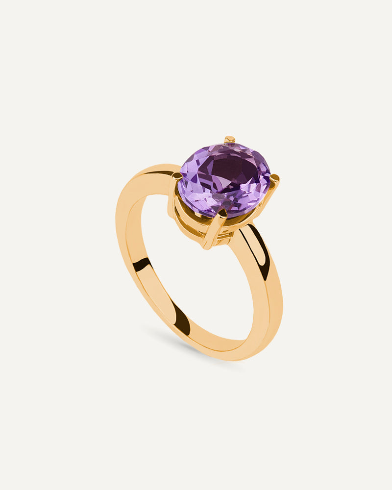 Anillo Luxe en plata de ley con baño de oro y con amatista en talla oval.