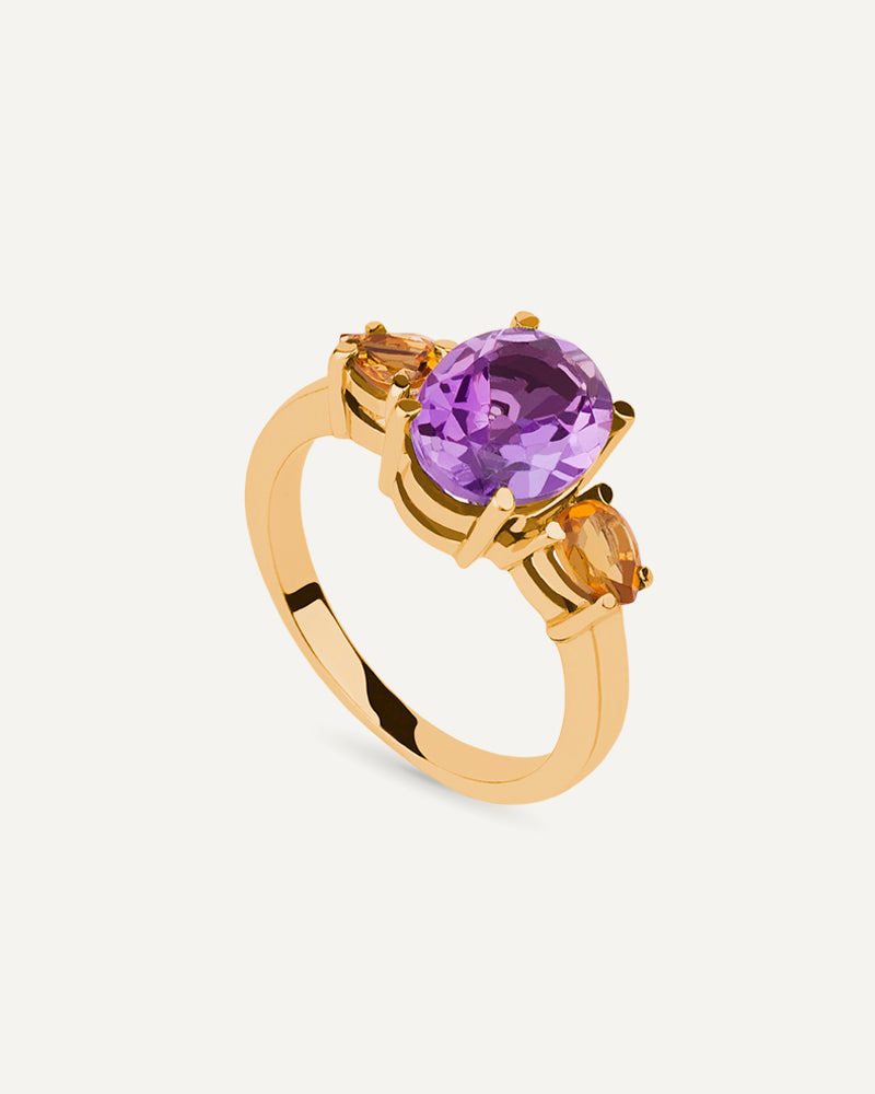 Anillo Luxe en plata de ley con baño de oro y con amatista en talla oval y cuarzos citrinos.