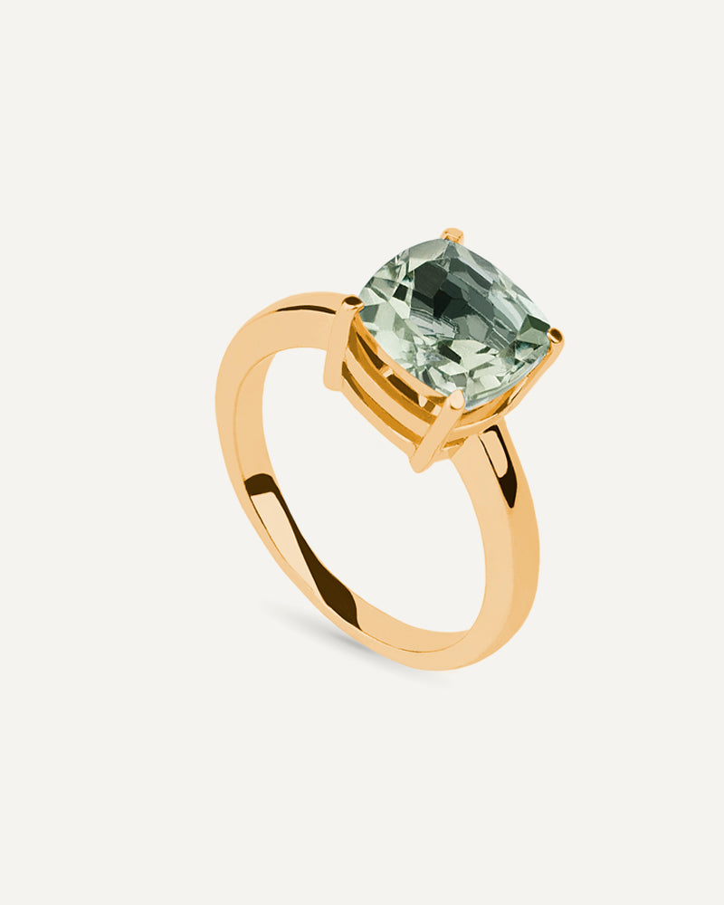 Anillo Luxe en plata de ley con baño de oro y con amatista verde en talla cushion.