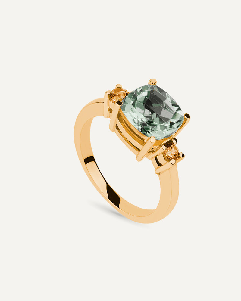 Anillo Luxe en plata de ley con baño de oro y con amatista verde en talla cushion y cuarzo citrino.