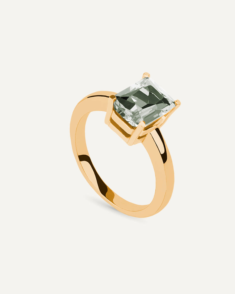 Anillo Luxe en plata de ley con baño de oro y con amatista verde en talla octogonal.