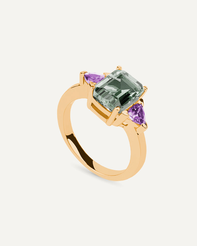 Anillo Luxe en plata de ley con baño de oro y con amatista verde en talla octogonal y dos amatistas en talla trilliant a ambos lados.