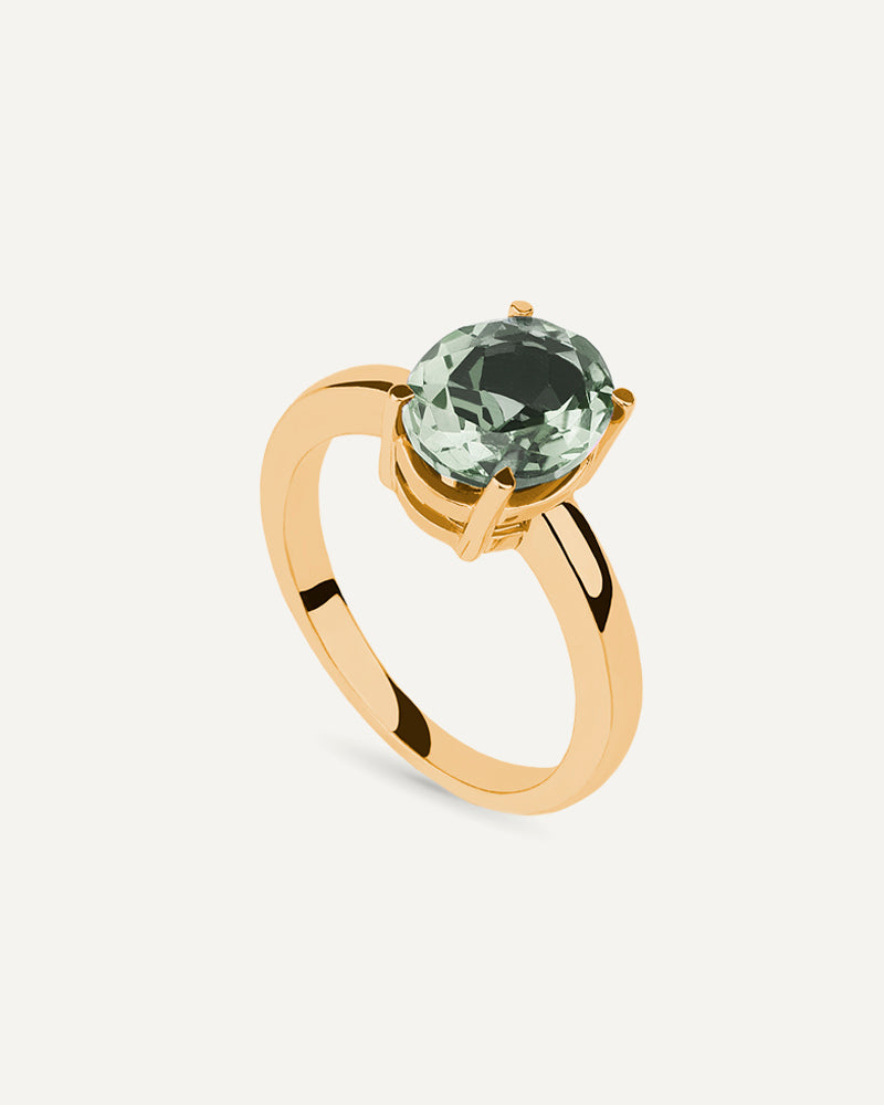 Anillo Luxe en plata de ley con baño de oro y con amatista verde en talla oval.
