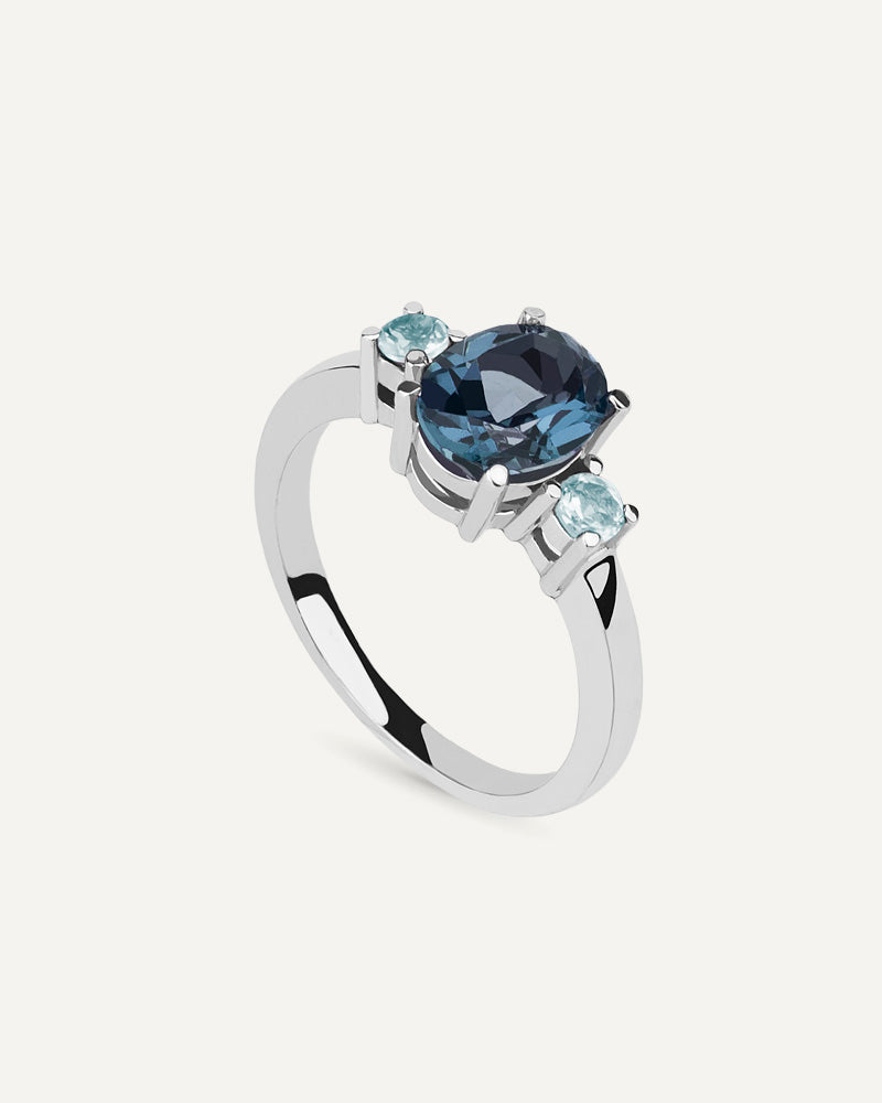 Anillo Luxe en plata de ley con topacio London Blue en talla oval y topacios Sky.