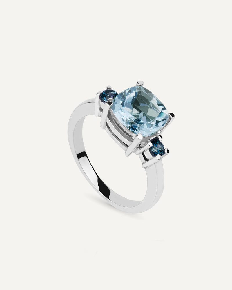 Anillo Luxe en plata de ley con topacio azul Sky talla cushion.
