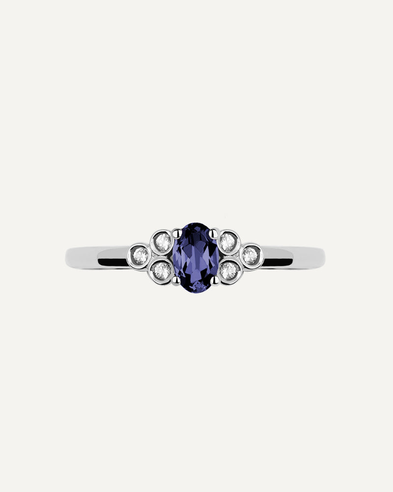 Anillo Petite en plata de ley con Iolita en talla oval y topacios blancos
