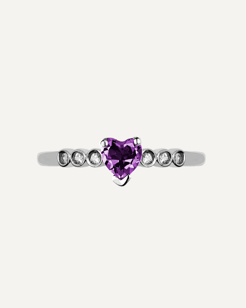 Anillo Petite en plata de ley con amatista en talla corazón y topacios blancos