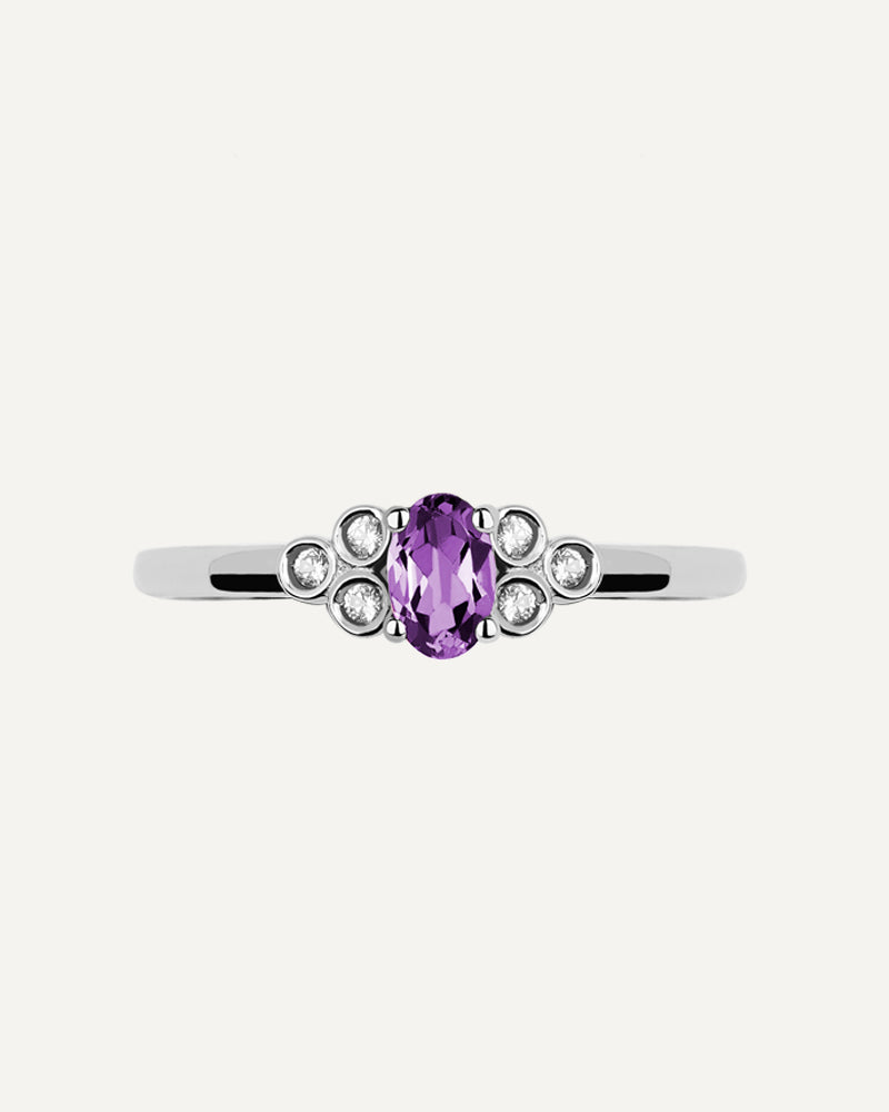 Anillo Petite en plata de ley con amatista en talla oval y topacios blancos