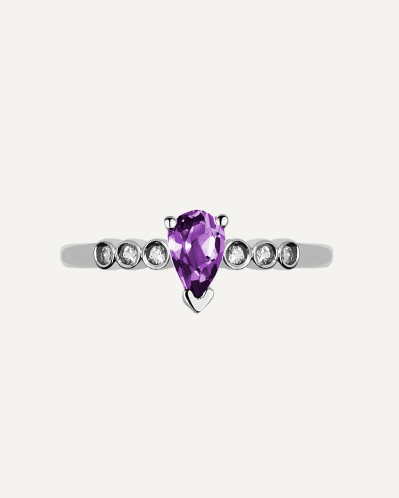 Anillo Petite en plata de ley con amatista en talla perilla y topacios blancos