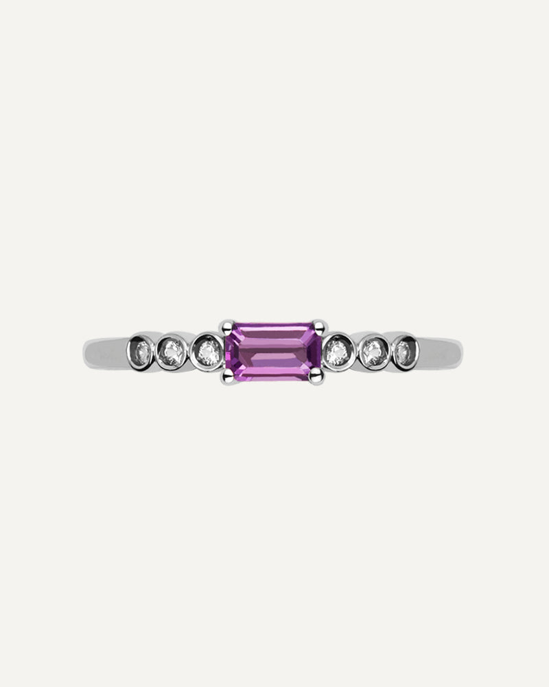 Anillo Petite en plata de ley con amatista en talla rectangular y seis topacios blancos