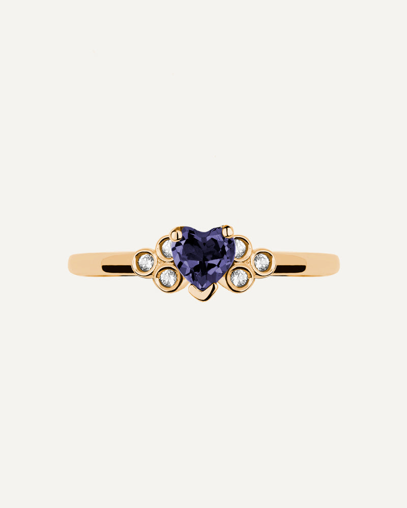 Anillo Petite en plata de ley con baño de oro y con Iolita en talla corazón y seis topacios blancos