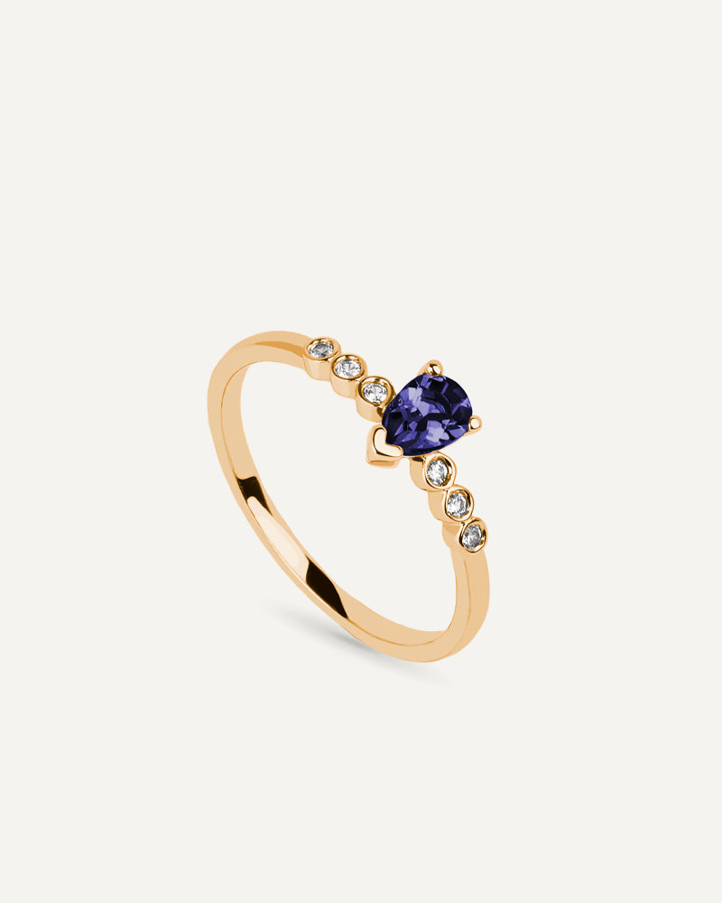 Anillo Petite en plata de ley con baño de oro y con Iolita en talla perilla y seis topacios blancos.