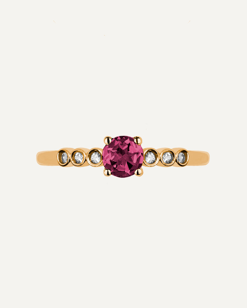 Anillo Petite en plata de ley con baño de oro y con Rodolita en talla redonda y topacios blancos
