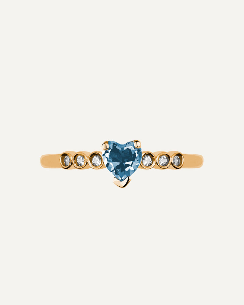 Anillo Petite en plata de ley con baño de oro y con topacio Sky en talla corazón y topacios blancos