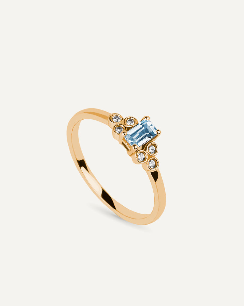 Anillo Petite en plata de ley con baño de oro y con topacio Sky en talla octogonal y topacios blancos.