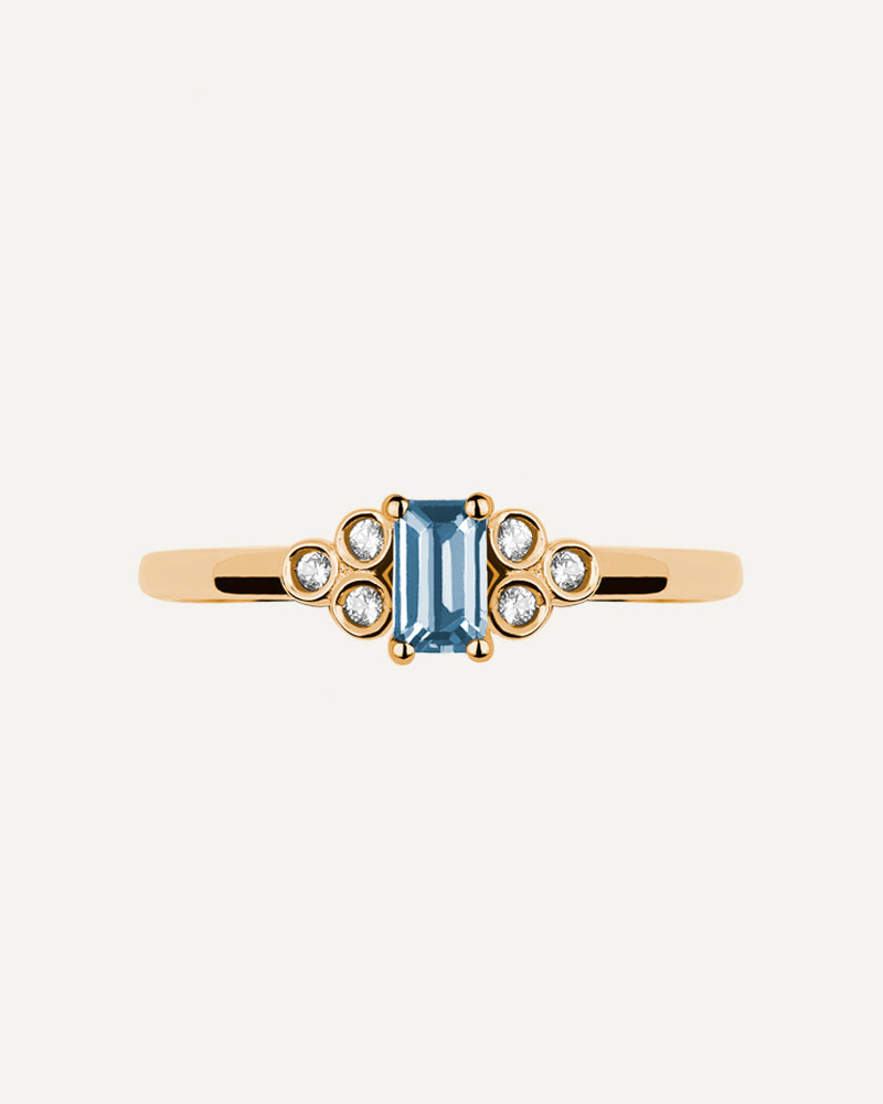Anillo Petite en plata de ley con baño de oro y con topacio Sky en talla octogonal y topacios blancos
