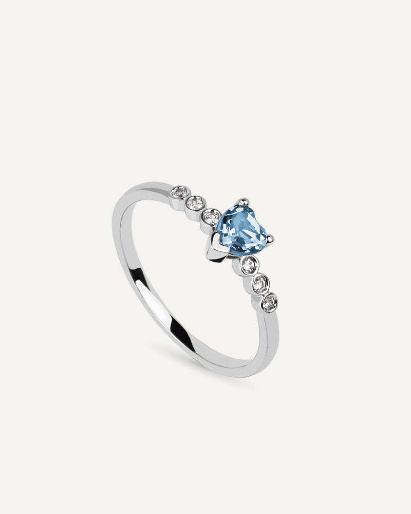 Anillo Petite en plata de ley con topacio Sky en talla corazón y topacios blancos.