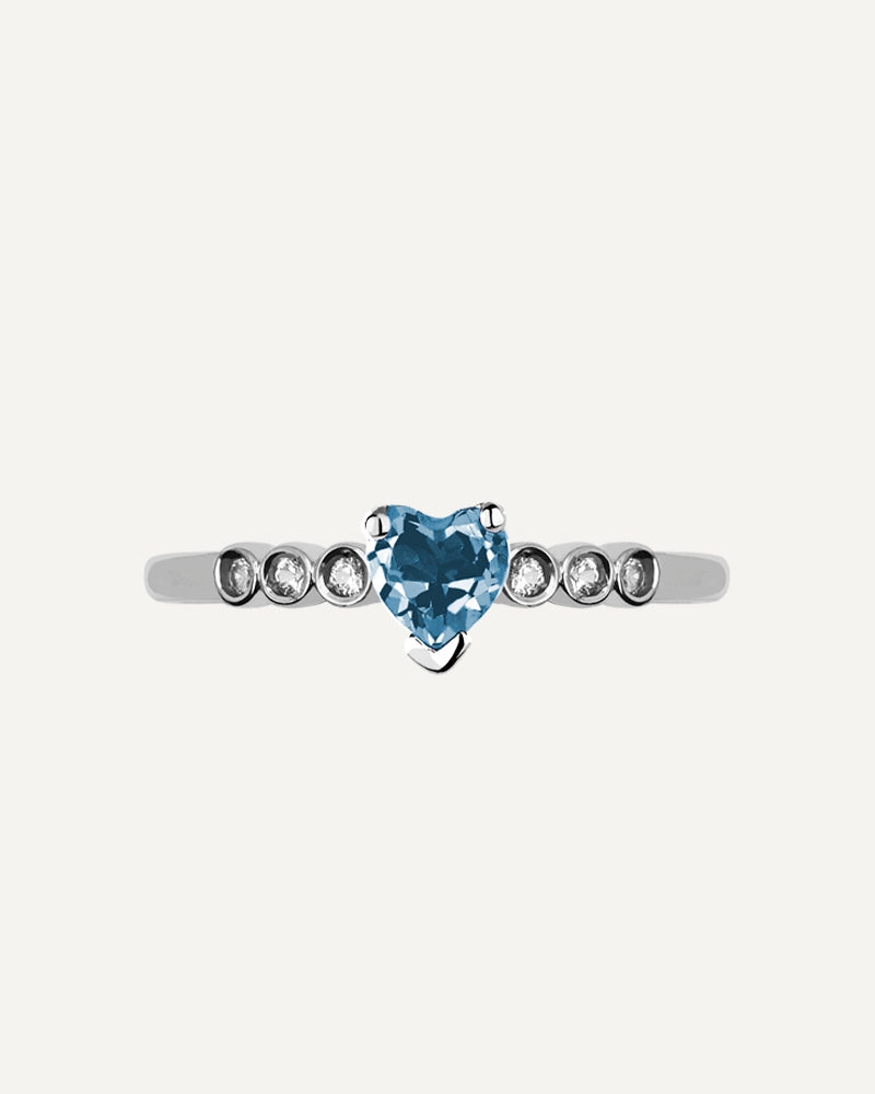 Anillo Petite en plata de ley con topacio Sky en talla corazón y topacios blancos