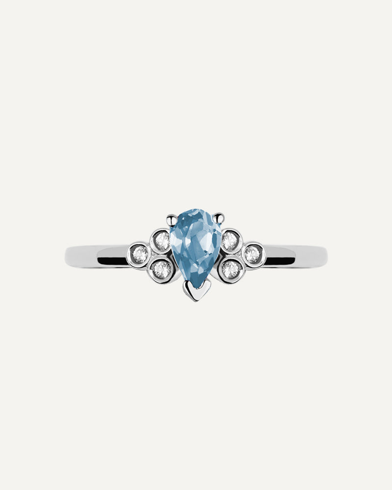 Anillo Petite en plata de ley con topacio Sky en talla perilla y topacios blancos