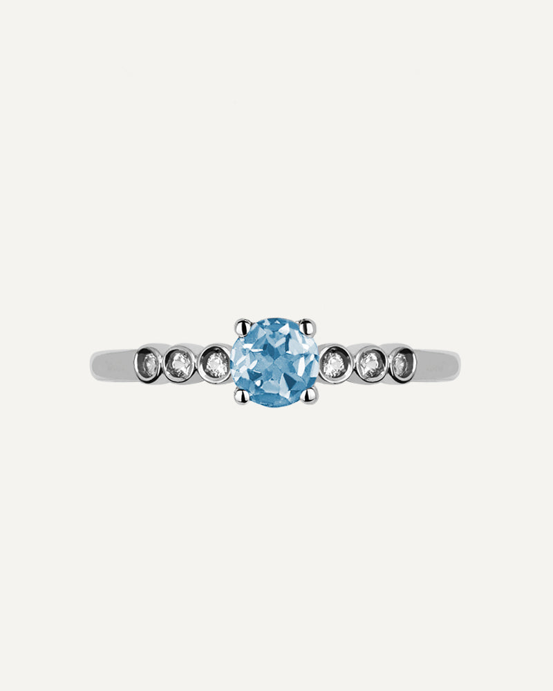 Anillo Petite en plata de ley con topacio Sky en talla redonda y topacios blancos