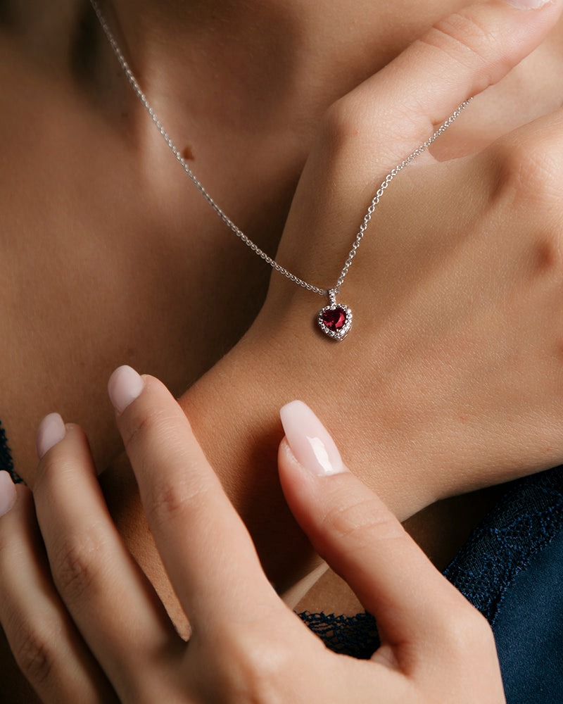 Collar corazón BRILLIANT CUT en plata de ley con piedra roja rubí en talla corazón y circonitas Excellence star cut.