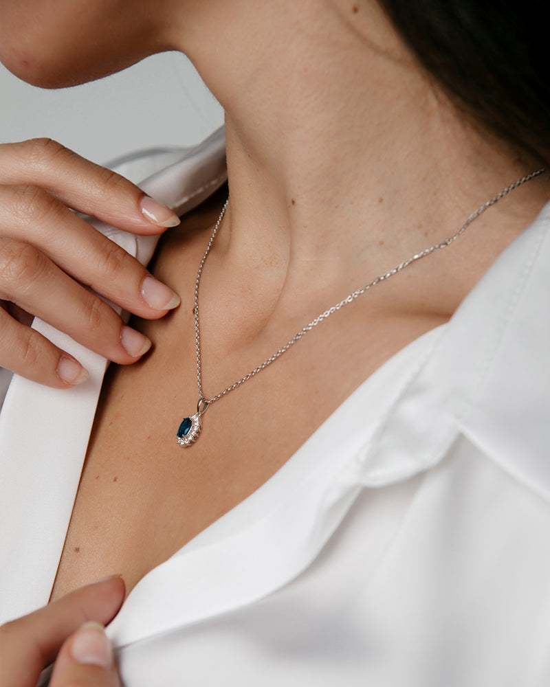 Collar BRILLIANT CUT en plata de ley con piedra azul en talla oval y circonitas Excellence star cut